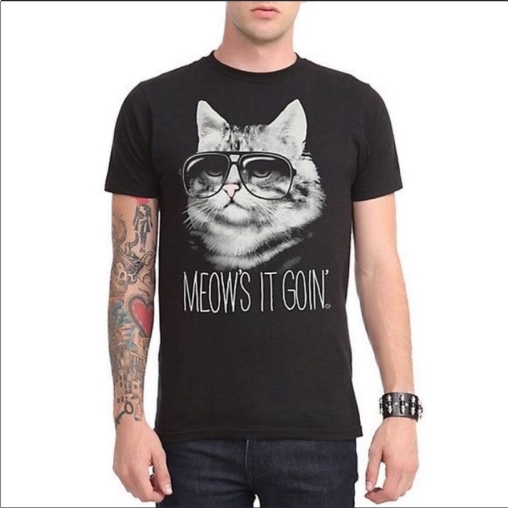 Black cat T-Shirt ⛄️2/$15